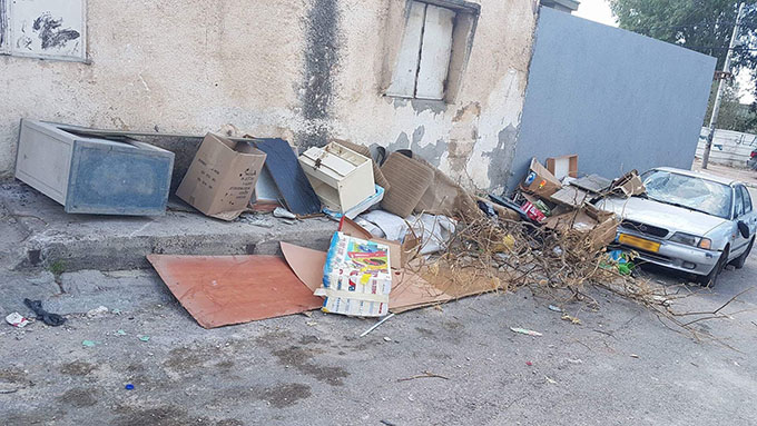 شكوى من مواطن بسبب رمي النفايات والمخلفات في الشارع